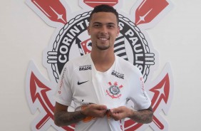 Thiaguinho renova com o Corinthians e j traja o manto