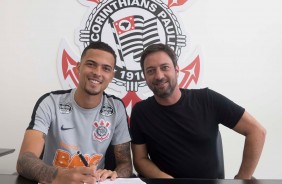 Thiaguinho renova com o Corinthians
