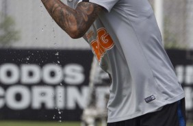 Thiaguinho se refresca no treino de hoje no CT