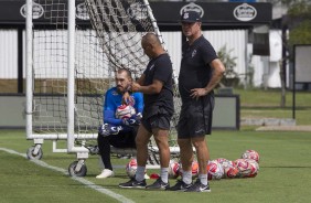 Walter no treinamento de goleiros no CT Joaquim Grava