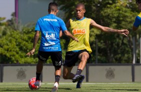 Clayson e João Victor no treino desta sexta-feira da Paixão no CT Joaquim Grava