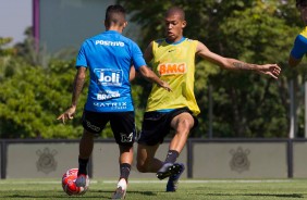 Clayson e Joo Victor no treino desta sexta-feira da Paixo no CT Joaquim Grava