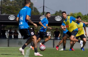 Clayson e Pedro Henrique no treino desta sexta-feira da Paixão no CT Joaquim Grava