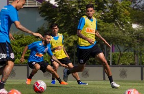 Clayson, Fagner e Pedro Henrique no treino desta sexta-feira da Paixão no CT Joaquim Grava