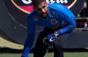 Goleiro Filipe no treino deste sbado de aleluia no CT Joaquim Grava