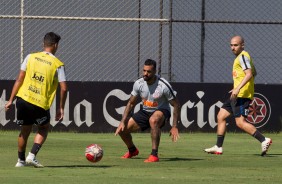 Jogadores do Corinthians no treino deste sábado de aleluia no CT Joaquim Grava