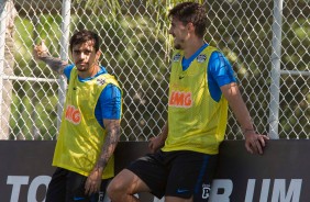 Os laterais Fagner e Danilo Avelar no treino desta sexta-feira da Paixão no CT Joaquim Grava
