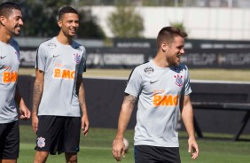 Thiaguinho e Ramiro no treino deste sbado de aleluia no CT Joaquim Grava