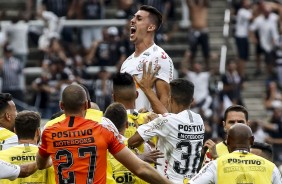 Avelar comemora com elenco seu gol contra o São Paulo, pela final do Paulistão 2019
