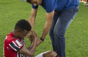 Carille consola os jogadores do So Paulo aps Corinthians vencer o Campeonato Paulista