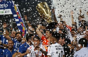 Cássio e jogadores erguendo a taça de campeão paulista 2019