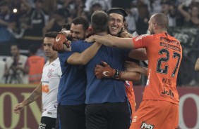 Cássio e Walter comemoram junto à comissão técnica o titulo paulista 2019