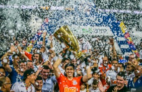 Cássio erguendo a taça de Campeão Paulista 2019