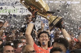 Cássio levanta a taça de Campeão Paulista 2019, após vencer o São Paulo na Arena