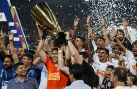 Cássio levanta o troféu de Campeão Paulista 2019