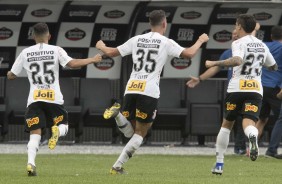 Clayson, Avelar e Fagner em comemoração ao primeiro gol do Corinthians contra o São Paulo