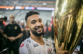 Clayson exibe a taa de Campeo Paulista 2019