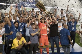 Corinthians levanta a taça de Campeão Paulista, na Arena, em cima do São Paulo