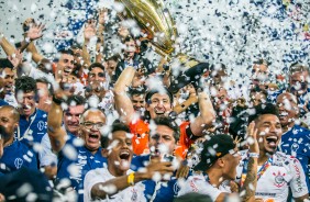 Corinthians levanta o trofus de Campeo Paulista 2019