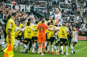 Danilo Avelar comemora seu gol contra o So Paulo com todo o elenco do Corinthians