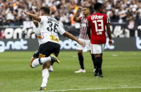 Danilo Avelar comemorando seu gol contra o São Paulo, pela final do Paulistão 2019