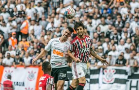 Danilo Avelar em dividida por cima contra o São Paulo, pela final do Paulistão 2019