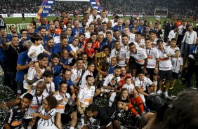 Elenco corinthiano com a taa de Campeo Paulista 2019