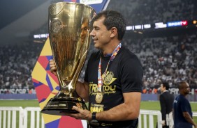 Fábio Carille e a taça de Campeão Paulista 2019