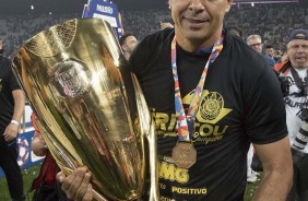 Fábio Carille exibe o troféu de Campeão Paulista 2019