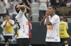 Fagner e Sornoza durante jogo contra o São Paulo, pela final do Campeonato Paulista 2019