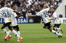 Jogadores do Corinthians comemoram o gol de Avelar contra o São Paulo