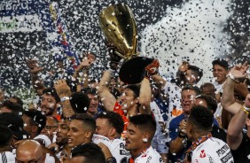 Jogadores do Corinthians erguem a taça de campeão paulista 2019