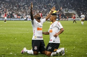 Love e Ralf comemoram o gol do atacante contra o São Paulo, pelo Paulistão 2019