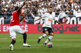 Meia Clayson em jogo contra o São Paulo, pelo Campeonato Paulista 2019