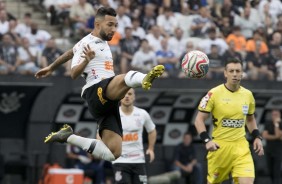 Meia Clayson no duelo contra o São Paulo, pela final do Campeonato Paulista