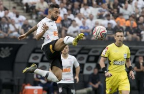 Meia Clayson no duelo contra o So Paulo, pela final do Campeonato Paulista