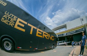 nibus do Corinthians chega a Arena para final contra o So Paulo