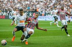 Pedrinho em jogada contra o So Paulo, pela final do Campeonato Paulista