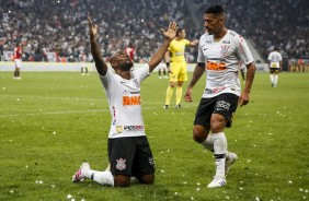 Ralf e Love comemoram o gol do atacante que deu o título ao Corinthians