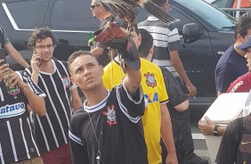 Torcedor do Corinthians com Gavio na entrada da Arena para a final contra o So Paulo