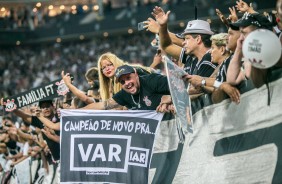 Torcida corinthiana enlouquecida com o ttulo do Timo em cima do So Paulo