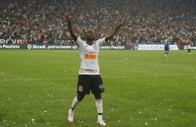 Vagner Love feliz com o ttulo de Campeo Paulista 2019