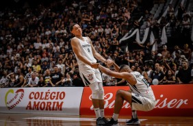 Douglas Santos e Humberto na derrota para o Flamengo, pelo NBB