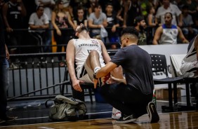 Giovannoni machucado durante duelo contra o Flamengo, pelo NBB