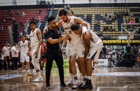 Giovannoni se machuca durante jogo contra o Flamengo, pelo NBB