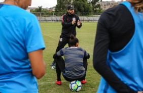 Arthur Elias fala com as meninas do futebol feminino do Corinthians durante treino no CT