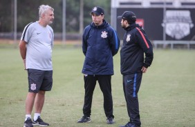 Comisso tcnica comanda treino do Corinthians Futebol Feminino no CT