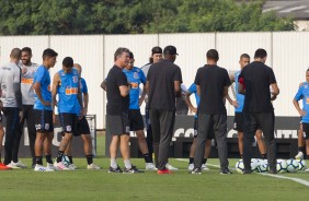 Jogadores reunidos no primeiro treino após vitória sobre o São Paulo no Paulista