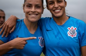 Mônica Hickmann e Gabi Nunes posam juntas durante treino no CT