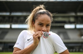 Zagueira Mônica Hickmann beija o escudo do Corinthians após assinar oficialmente com o clube